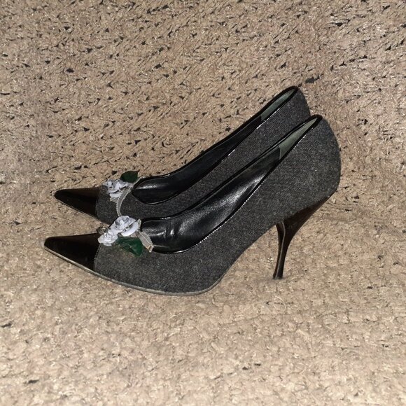 MIU MIU-Black Tweed Pointed-Toe Pump w/ Floral Design on Patent Toe-Sz 38.5-EX - Picture 2 of 8